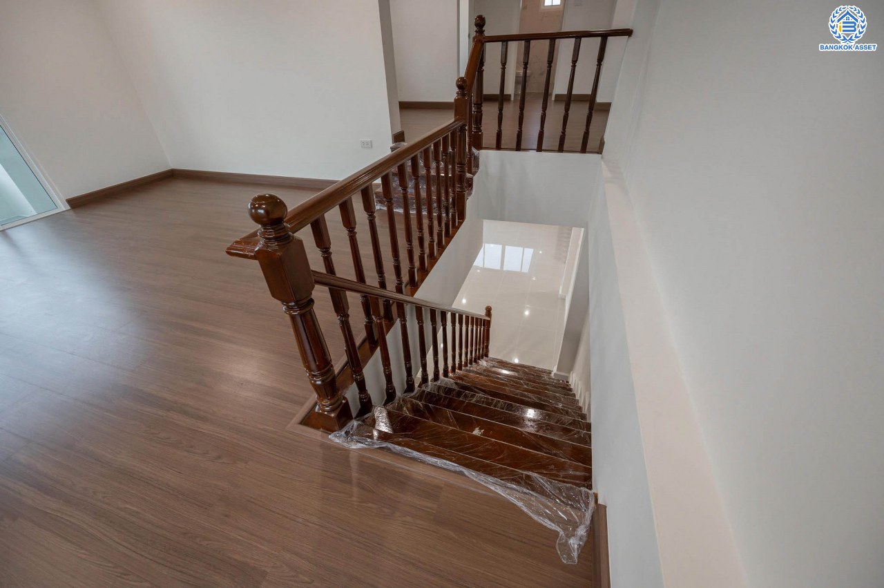 บ้านมือสองตกแต่งใหม่ โครงการ นาราภิรมย์ พุทธมณฑลสาย3 ตกแต่งหรูหรา เนื้อที่ 100 ตร.ว. พื้นที่ใช้สอย 218.73 ตร.ม. ฟังก์ชัน 3 ห้องนอน 4 ห้องน้ำ 1 ห้องแม่บ้าน จอดรถได้ 2 คัน บนทำเลเชื่อมต่อเมือง ใกล้เซ็นทรัลศาลายา, เดอะมอลล์บางแค และทางคู่ขนานลอยฟ้าบรมราชชนนี รายล้อมด้วยสิ่งอำนวยความสะดวกครบ